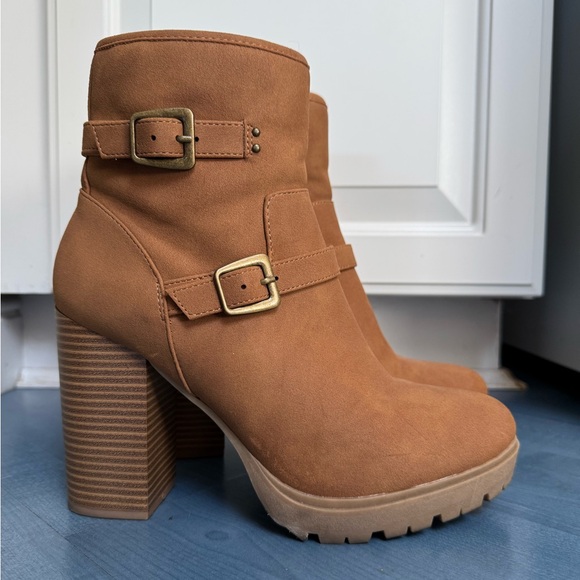 Report Shoes - Report Women’s Size 10 Dakota Camel Block Heel Lug Boots with Buckles